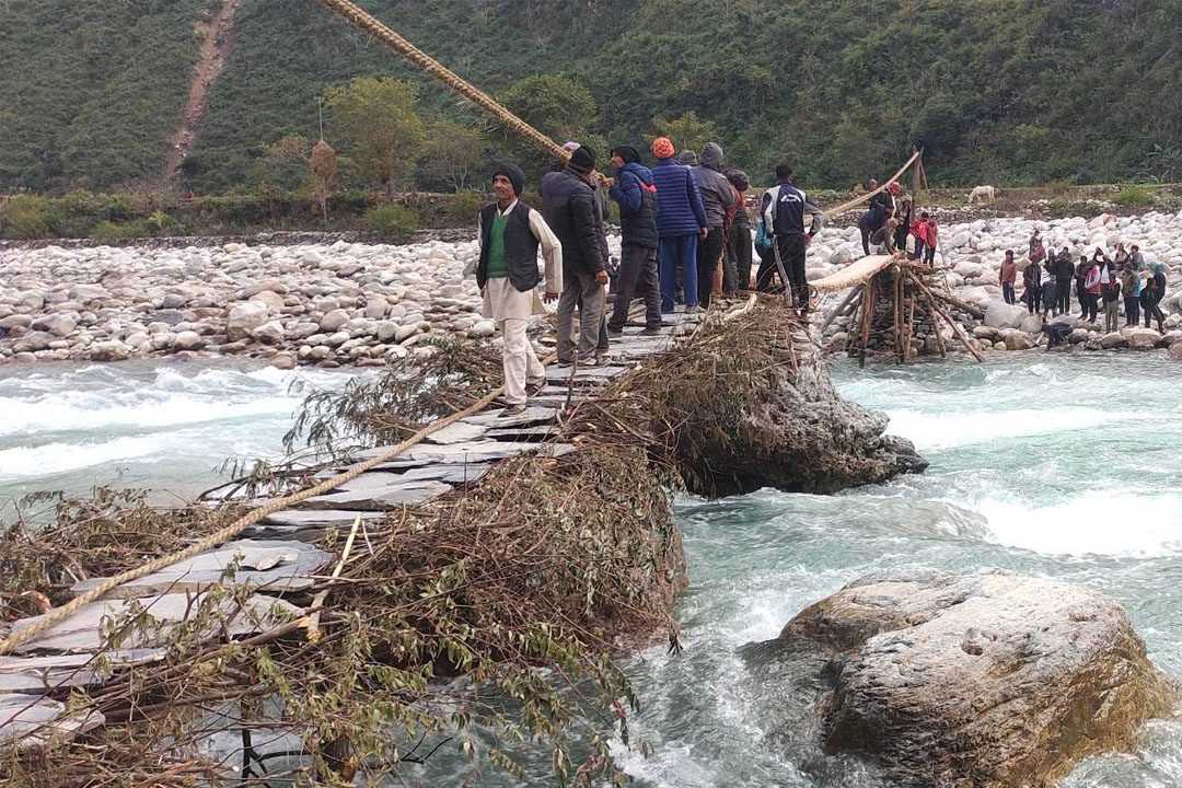 डोटीका नागरिकले सेती नदीमा काठेपुल निर्माण गरे 